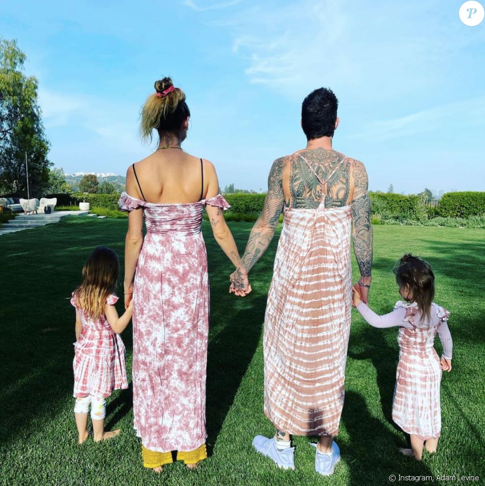 Adam Levine, son épouse Behati Prinsloo et leurs filles Dusty Rose et Gio. Avril 2021.