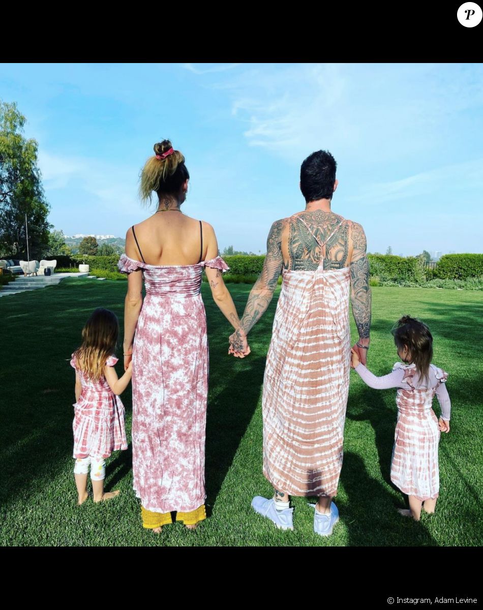 Adam Levine, son épouse Behati Prinsloo et leurs filles Dusty Rose et Gio. Avril 2021.