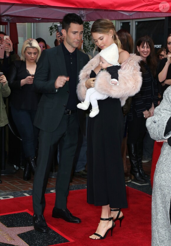 Adam Levine avec sa femme Behati Prinsloo et sa fille Dusty Rose Levine à Hollywood, le 10 février 2017