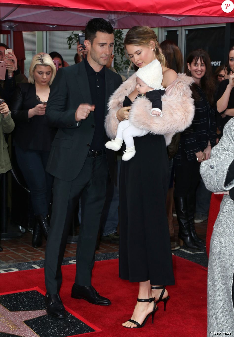 Adam Levine avec sa femme Behati Prinsloo et sa fille Dusty Rose Levine à Hollywood, le 10 février 2017
