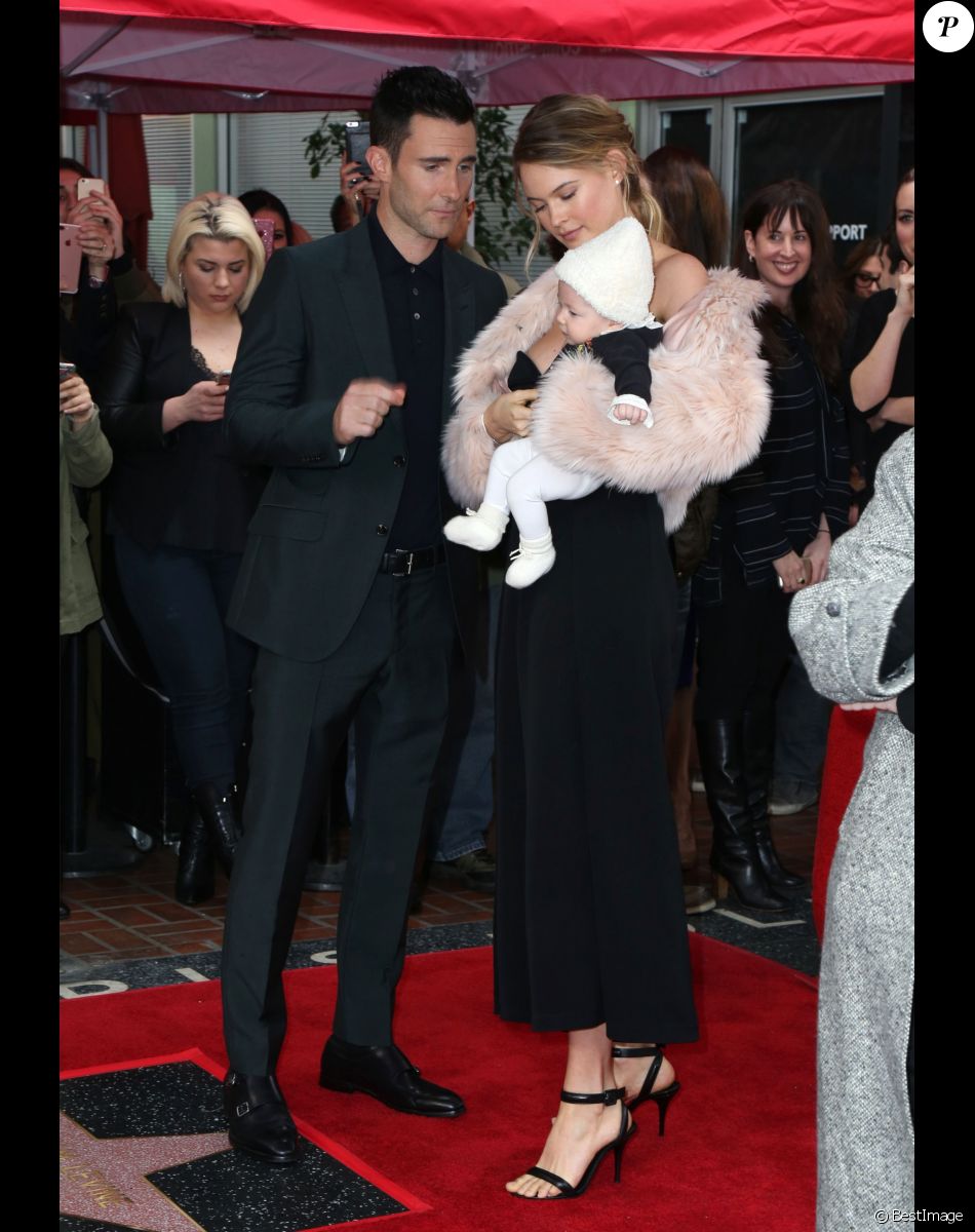 Adam Levine avec sa femme Behati Prinsloo et sa fille Dusty Rose Levine à Hollywood, le 10 février 2017