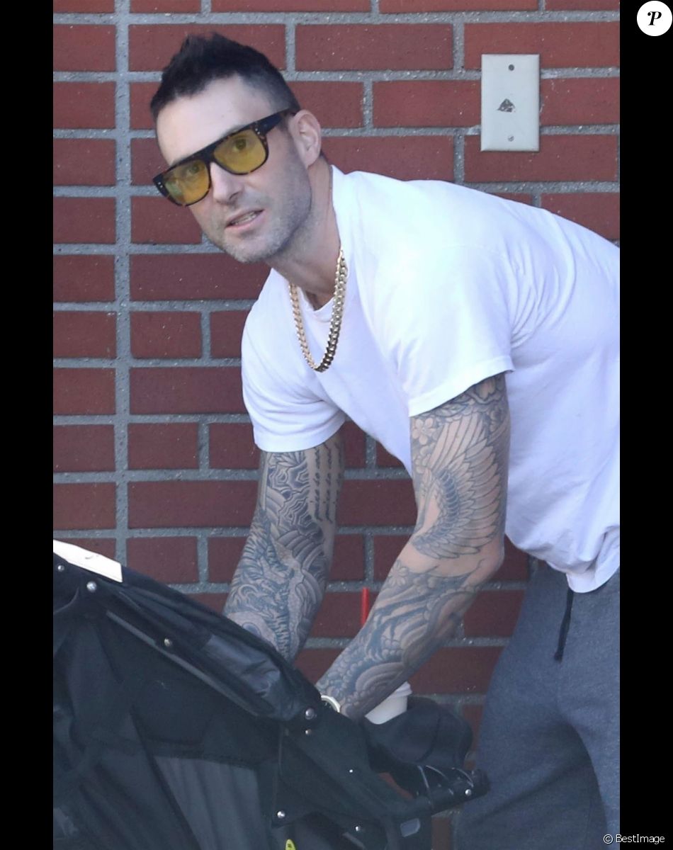 Adam Levine promène sa fille Dusty Rose en poussette dans les rues de Toluca Lake, le 2 novembre 2018