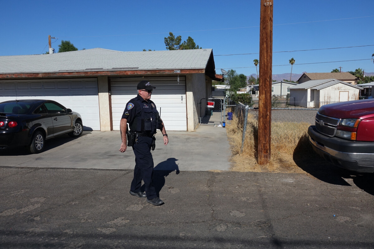 Photo Exclusif Affaire Alec Baldwin Un policier de la ville Bullhead City se rend à 14h30