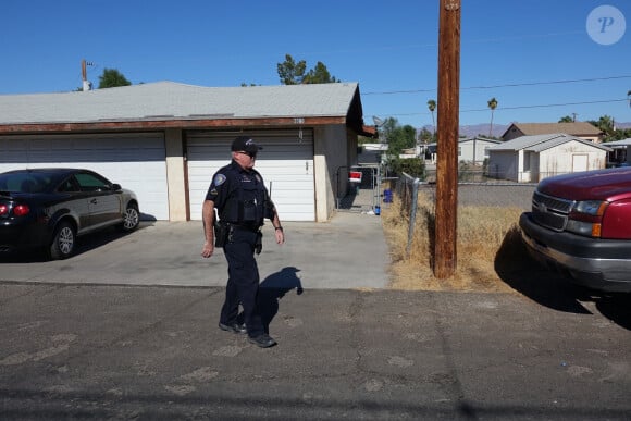 Exclusif - Affaire Alec Baldwin - Un policier de la ville Bullhead City se rend à 14h30 devant la maison de l'armurier en chef du plateau de tournage de "Rust", Hannah Gutierrez-Reed à Bullhead City en Arizona le 26 octobre 2021.