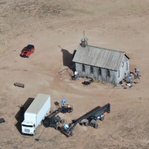 Exclusif - Vue aérienne du lieu de tournage du film "Rust" ou Halyna Hutchins (directrice de la photographie du film) a été abattue accidentellement par l'acteur Alec Baldwin à Santa Fe au Nouveau-Mexique le 23 octobre 2021.