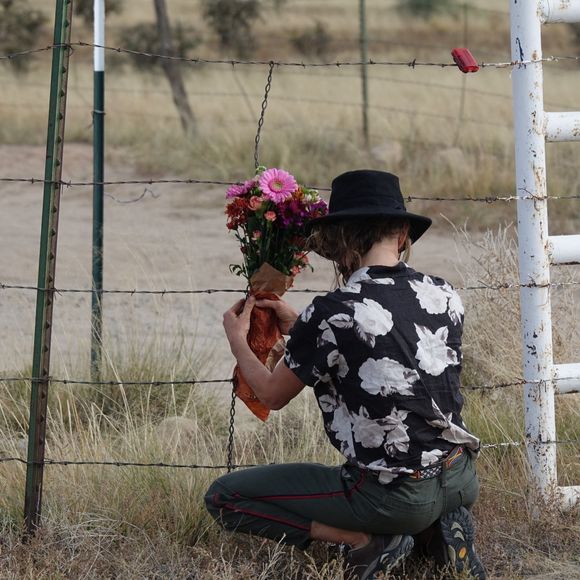 Exclusif - Des fleurs sont placées à l'entrée du lieu de tournage du Bonanza Creek Ranch à Santa Fe, au Nouveau-Mexique, où l'acteur Alec Baldwin a accidentellement abattu la directrice de la photographie Halina Hutchins avec un revolver alors qu'ils répétaient une scène du film "Rust" le 23 avril 2021.