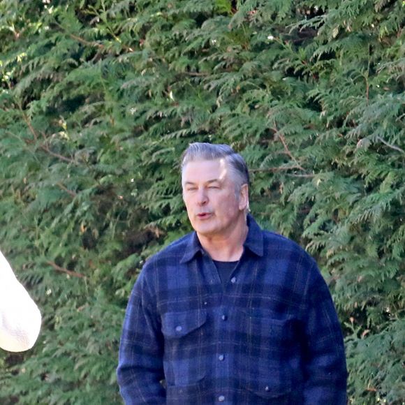 Exclusif - L'acteur américain Alec Baldwin garde la distance de précaution et l'impose même avec sa main, en discutant avec des amis dans les Hamptons, alors que l'épidémie de coronavirus (Covid-19) s'étend dans le monde. Le 25 mars 2020.