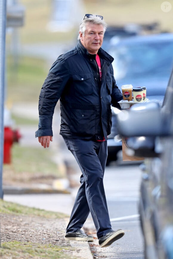 Exclusif - Alec Baldwin se dirige vers Jack's Coffee à East Hampton, New York, le 16 mars 2020.