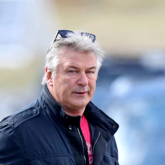 Exclusif - Alec Baldwin se dirige vers Jack's Coffee à East Hampton, New York, le 16 mars 2020.