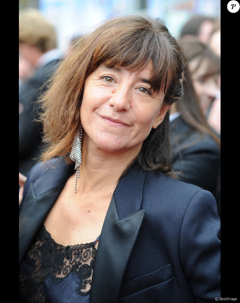 Romane Bohringer - Montée des marches du film "La belle époque" lors du 72e Festival International du Film de Cannes.