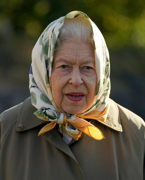 La reine Elisabeth II d'Angleterre lance le début de la saison de plantation officielle du Queen's Green Canopy (QGC) au domaine de Balmoral, Royaume Uni, le 1er octobre 2021.