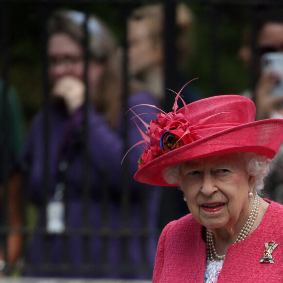 La reine Elisabeth II d'Angleterre passe en revue la garde d'honneur lors de son arrivée au château de Balmoral le 9 août 2021. 