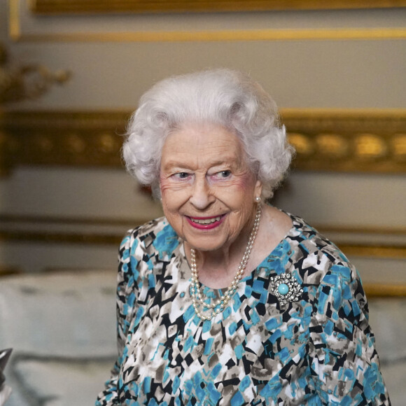 La reine Elisabeth II d'Angleterre découvre le bâton des Jeux du Commonwealth de Birmingham 2022 au palais de Buckingham à Londres, Royaume Uni, le 7 octobre 2021. 