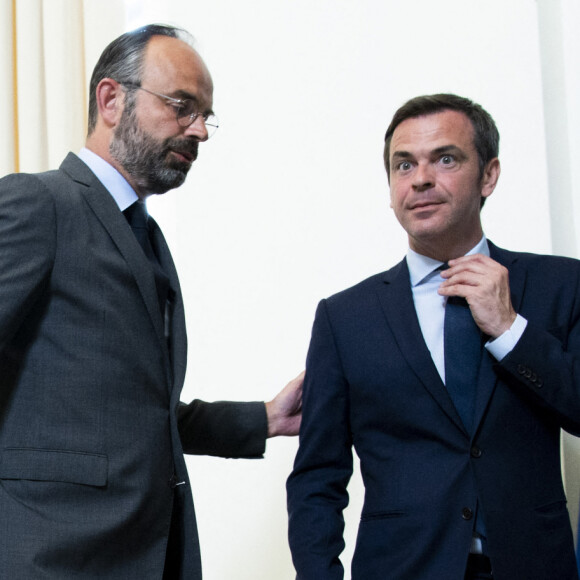 Le premier ministre Edouard Philippe, Olivier Véran, ministre des solidarités et de la santé - Présentation de la phase 2 du plan de déconfinement à l'hôtel Matignon pendant l'épidémie de coronavirus (COVID-19)