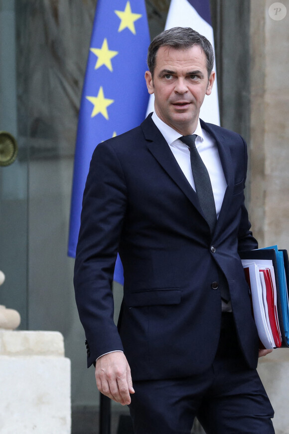 Olivier Véran, ministre des Solidarités et de la Santé à la sortie du conseil des ministres, le 20 octobre 2021, au palais de l'Elysée, à Paris.