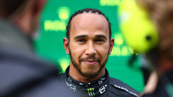 Lewis Hamilton méconnaissable : grosses barbe, rides et lunettes, le champion transformé en vidéo