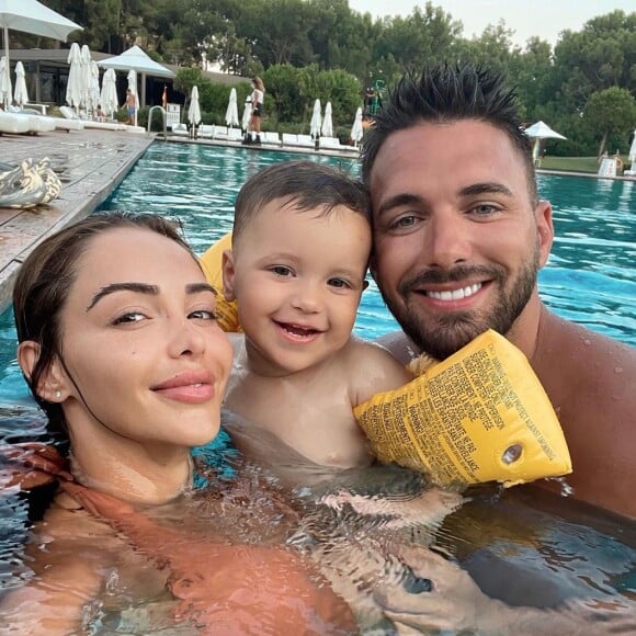 Nabilla Benattia avec Thomas Vergara et leur fils Milann, août 2021