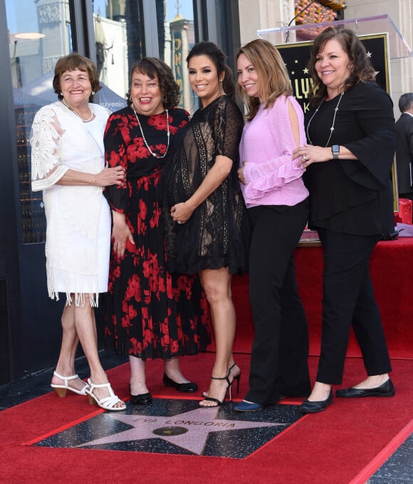 Eva Longoria enceinte avec sa mère Ella Eva Mireles et ses soeurs Esmeralda, Elizabeth et Emily - Eva Longoria reçoit son étoile sur le Walk Of Fame à Hollywood, le 16 avril 2018 © Chris Delmas/Bestimage 