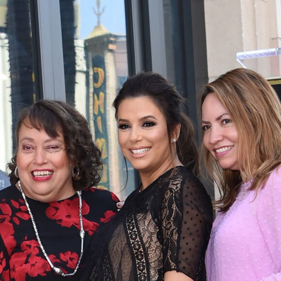 Eva Longoria enceinte avec sa mère Ella Eva Mireles et ses soeurs Esmeralda, Elizabeth et Emily - Eva Longoria reçoit son étoile sur le Walk Of Fame à Hollywood, le 16 avril 2018 © Chris Delmas/Bestimage 