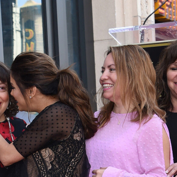 Eva Longoria enceinte avec sa mère Ella Eva Mireles et ses soeurs Esmeralda, Elizabeth et Emily - Eva Longoria reçoit son étoile sur le Walk Of Fame à Hollywood, le 16 avril 2018 © Chris Delmas/Bestimage