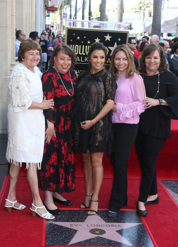 Eva Longoria (enceinte), sa mère Ella Eva Mireles, ses soeurs Esmeralda Josephina Longoria, Elizabeth Judina Longoria, Emily Jeann - Cérémonie d'inauguration de l'étoile de Eva Longoria sur le Walk Of Fame à Hollywood. Le 16 avril 2018 