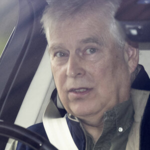 Le prince Andrew, duc d'York , au volant de sa voiture en direction du château de Windsor, le 28 octobre 2021.