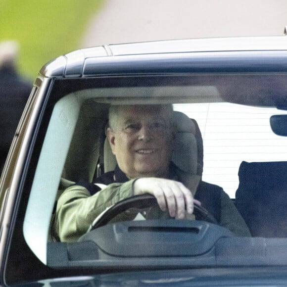 Le prince Andrew, duc d'York , au volant de sa voiture en direction du château de Windsor, le 28 octobre 2021.