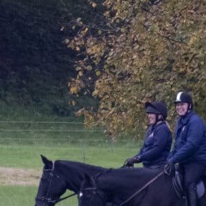 Le prince Andrew, duc d'York, monte à cheval au château de Windsor le 23 octobre 2021.