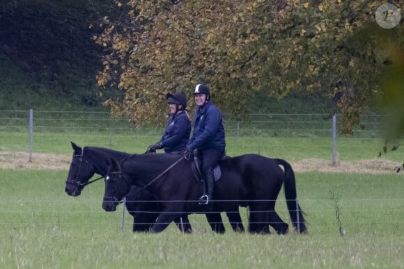 Le prince Andrew, duc d'York, monte à cheval au château de Windsor le 23 octobre 2021.