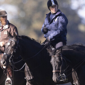 Le prince Andrew, duc d'York, se promène à cheval dans les allées de Windsor, le 6 octobre 2021.