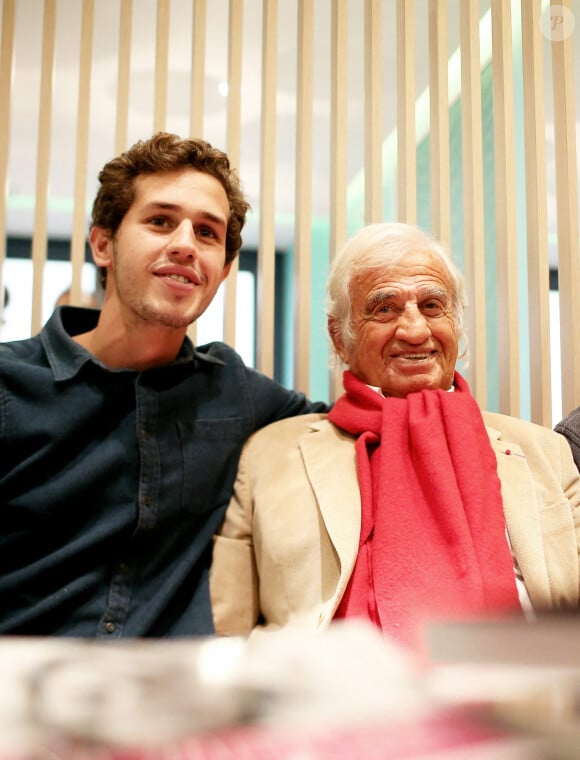 Jean-Paul Belmondo et son petit-fils Victor - A l'occasion du lancement de son nouveau livre "Mes recettes bonne humeur" (Editions du Cherche Midi). © Dominique Jacovides/Bestimage 