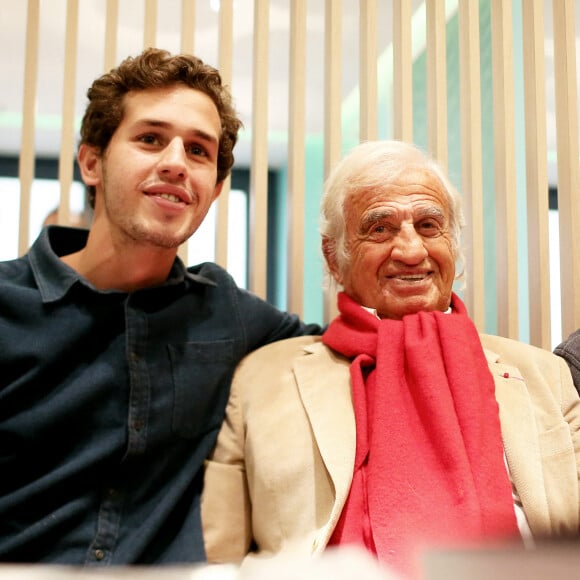 Jean-Paul Belmondo et son petit-fils Victor - A l'occasion du lancement de son nouveau livre "Mes recettes bonne humeur" (Editions du Cherche Midi). © Dominique Jacovides/Bestimage 