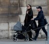 Exclusif - Samuel Etienne, sa femme Helen et leur fils Malo se promènent Place Vendôme à Paris le 25 février 2017