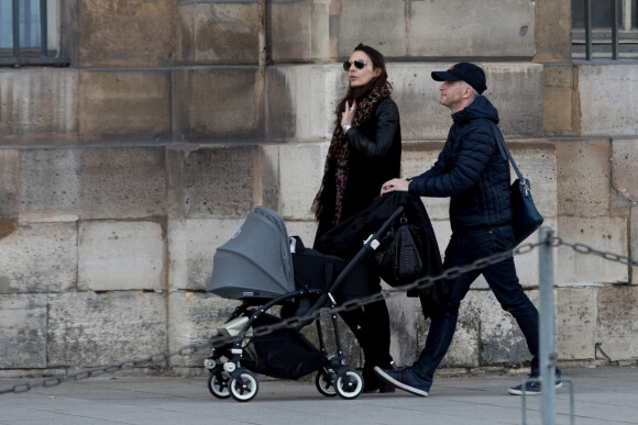 Exclusif - Samuel Etienne, sa femme Helen et leur fils Malo se promènent Place Vendôme à Paris le 25 février 2017