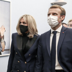 Le président de la République française, Emmanuel Macron et sa femme la Première dame, Brigitte Macron visitent une exposition de la photographe française Natacha Lesueur à la Villa Medicis Académie française de Rome, Italie, le 29 octobre 2021, à la veille d'un sommet du G20.