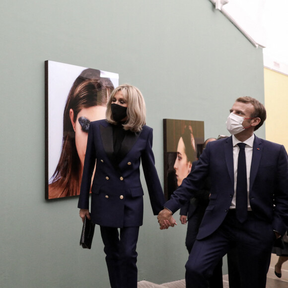 Le président de la République française, Emmanuel Macron et sa femme la Première dame, Brigitte Macron visitent une exposition de la photographe française Natacha Lesueur à la Villa Medicis Académie française de Rome, Italie, le 29 octobre 2021, à la veille d'un sommet du G20.