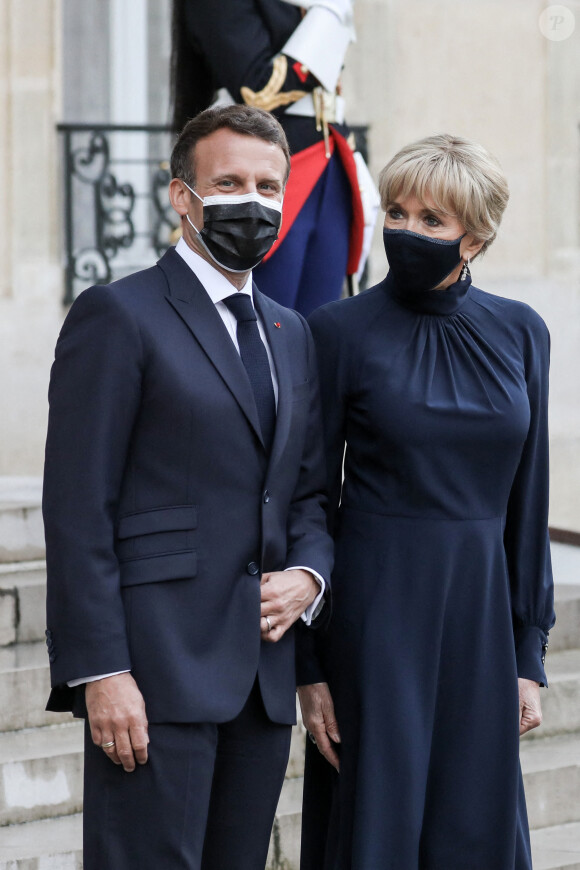 Le président de la république, Emmanuel Macron accompagné de la première dame, Brigitte Macron attendent les invités pour un dîner au Palais de l'Elysée, à l'issue d'une conférence internationale d'appui à la transition soudanaise, à Paris, le 17 mai 2021