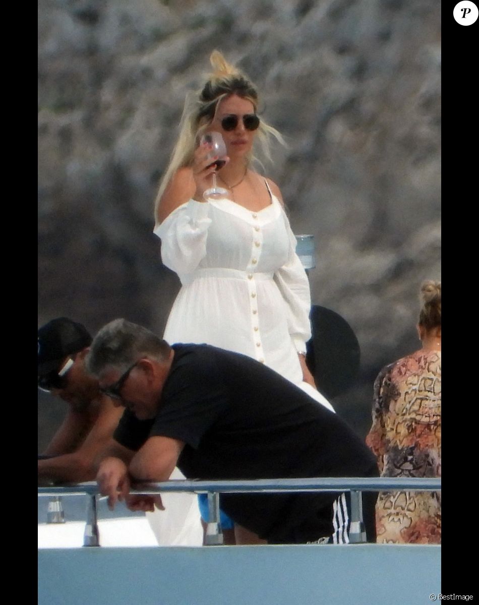 Wanda Nara et son mari Mauro Icardi, le footballeur du PSG, profitent de leurs vacances ensoleillées en mer à Formentera avec leurs amis dont le gardien de but du PSG, Keylor Navas. Formentera le 1er septembre 2020.