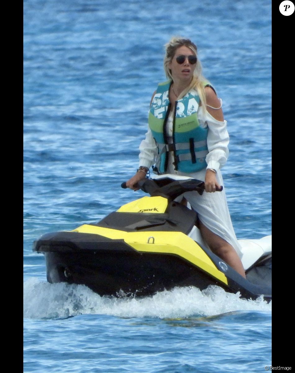 Wanda Nara et son mari Mauro Icardi, le footballeur du PSG, profitent de leurs vacances ensoleillées en mer à Formentera avec leurs amis dont le gardien de but du PSG, Keylor Navas. Formentera le 1er septembre 2020.