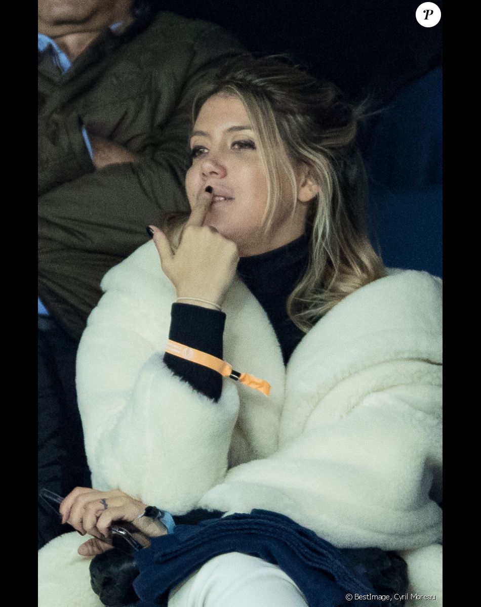 Wanda Nara (femme de Mauro Icardi) - People dans les tribunes du parc des princes lors du match de championnat de Ligue 1 Conforama opposant le Paris Saint-Germain (PSG) à Lille le 22 Novembre 2019 à Paris © Cyril Moreau / Bestimage