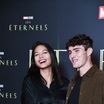 Vaimalama Chaves hilare avec son chéri Nicolas face à Elsa Bois renversée pour Les Eternels