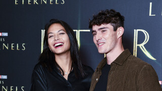 Vaimalama Chaves hilare avec son chéri Nicolas face à Elsa Bois renversée pour Les Eternels