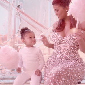 Kylie Jenner présente sa nouvelle gamme de soins pour bébés et jeunes enfants "Kylie Baby" dans une publicité avec sa fille Stormi. Le 24 septembre 2021