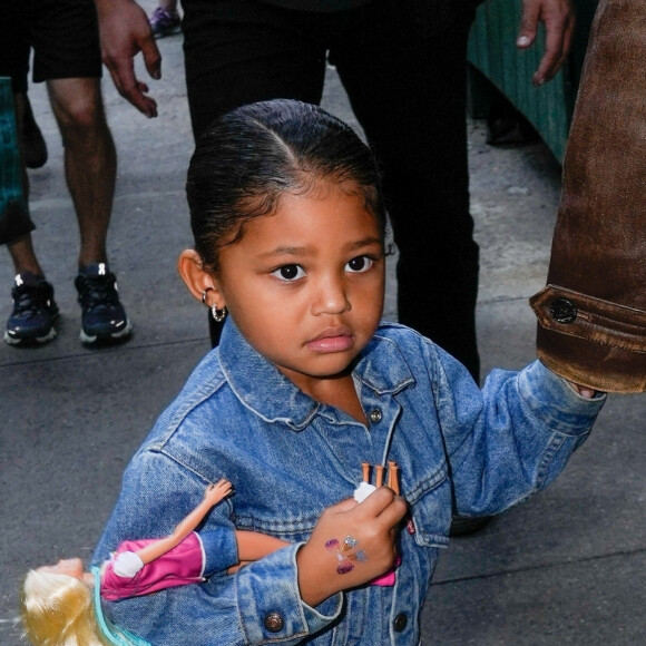 Kylie Jenner, enceinte, emmène sa fille Stormi déjeuner au restaurant "JG Melon" à New York, le 10 septembre 2021.
