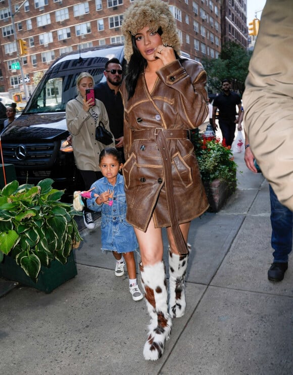 Kylie Jenner, enceinte, emmène sa fille Stormi déjeuner au restaurant "JG Melon" à New York, le 10 septembre 2021.