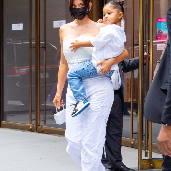 Exclusif - Kylie Jenner et sa fille Stormi à la sortie du magasin de poupées "American Girl" à New York, le 15 juin 2021.
