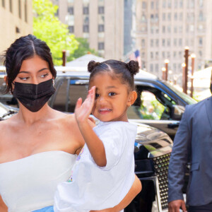 Exclusif - Kylie Jenner et sa fille Stormi à la sortie du magasin de poupées "American Girl" à New York, le 15 juin 2021.