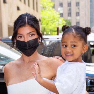 Exclusif - Kylie Jenner et sa fille Stormi à la sortie du magasin de poupées "American Girl" à New York, le 15 juin 2021.