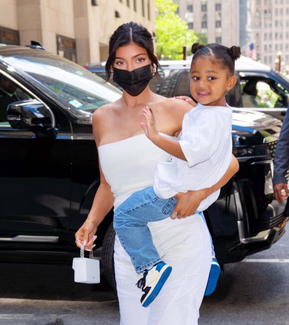 Exclusif - Kylie Jenner et sa fille Stormi à la sortie du magasin de poupées "American Girl" à New York, le 15 juin 2021.