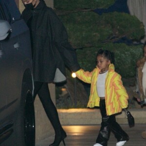 Kylie Jenner et sa fille Stormi vont dîner au restaurant "Nobu" à Malibu, le 26 avril 2021. Merci de flouter le visage des enfants avant parution.